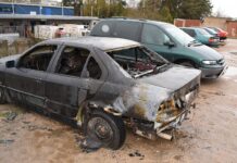 Utenoje liepsnojo du galimai padegti automobiliai