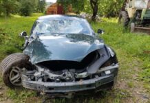 Alantos klebonas patyrė dar vieną avariją – su „Tesla“ trenkėsi į medį