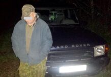 Pričiuptas medžiotojas savo grobį paliko žirnių lauke