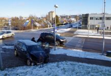 Nuo smūgio automobilis nuskriejo ant šaligatvio