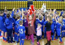 Futbolo aikštelėje rungsis mamos ir tėčiai