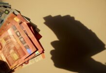 Į teisiamųjų suolą sės seniūnas ir dviejų bendrovių direktoriai