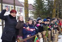 Tvorą papuošę medinukai – dovana Lietuvai