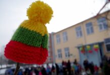 Vasario 16-oji linksmai ir išradingai: vėliavos spalvų šalikas apsivijo gandrą