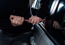 Aukštakalnio mikrorajone apšvarinti du automobiliai