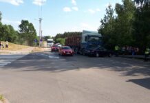 Utenoje susidūrė miškovežis ir lengvasis automobilis