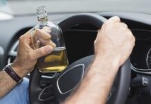 Pasivažinėjimas automobiliu baigėsi smūgiu į tvorą