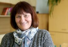 Medžiagų vyžoms pinti pedagogė ieško gamtoje