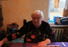 Šiaudiniškė mankštinasi prisėdusi prie staklių