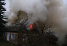 Miestą dūmuose paskandinęs gaisras šeimą paliko be namų