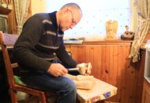 Drožėjo V. Ylos rankose medis virsta stebuklu