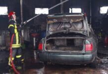 Garaže sudegė automobilis