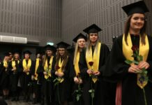 Diplomai įteikti kone šimtui kolegijos absolventų