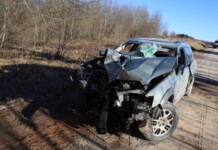 Avarija žvyrkelyje: automobilis trenkėsi į medį