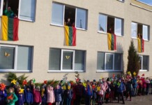 Mokyklos languose suplevėsavo trys dešimtys trispalvių