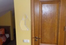 Saviizoliacijoje patalpinti asmenys girtauja ir niokoja patalpas