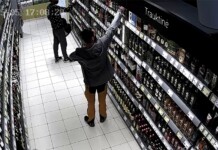 Uteniškiai švarino parduotuvių lentynas tol, kol jų nesučiupo pareigūnai