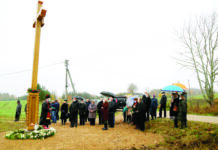 Kaimas kryžkelėje su nugyventų ir esamų gyvenimų kryžiais
