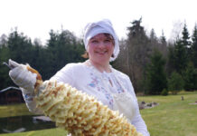 Į šakočių kepimą pasinėrusi uteniškė tęsia lietuviškas tradicijas