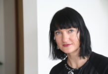Savo kuriamiems papuošalams Alisa stiklo žemėje suteikia mistinių galių