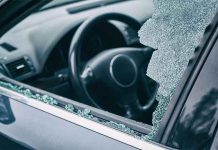 Išdaužė dviem moterims priklausančių automobilių langus