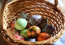 Kiaušinių marginimas vašku: tradicijos persipina su kūrybiškumu