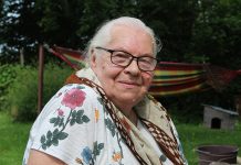 Miško kapai, špyga prieš ginklą, moterimis persirengę vyrai ir ar skanus rūgpienis su cukrumi
