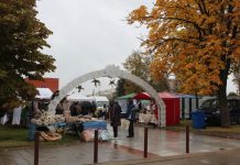 Rudeniniu lietumi pašventintoje šventėje – permirkę šokėjai ir gausybė rudens gėrybių