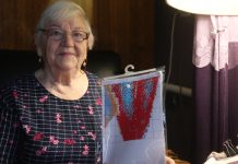 Tūkstančiai kryželių nugula ant drobės: taip gimsta net ir sudėtingi šeimos paveikslai
