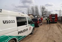 Garaže rastas degančio žmogaus kūnas