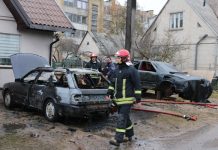 Utenoje sudegė automobilis, neišvengta ir kitų nuostolių