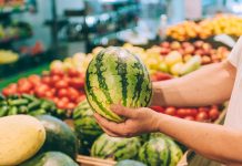 Dviejų pirštų triukas: padės nešvaistyti pinigų ir kiekvieną kartą nusipirkti tobulą arbūzą