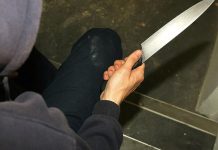 Utenoje peiliu sužalotas vyras