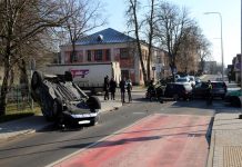 Avarija Utenoje: automobilis virto ant stogo