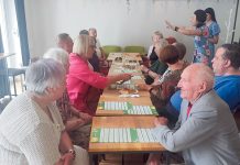 Senjorus sujungė pokalbis prie kavos puodelio
