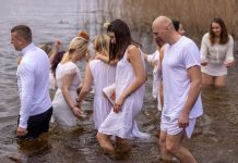 Laumės budins žalčius: magiškos pavasario lygiadienio maudynės Asvejos ežere