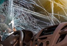Ką daryti smarkiai įskilus automobilio stiklui?