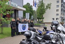 Ant plieninių žirgų sėdo policijos pareigūnai