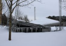 Atodrėkio sniego neatlaikė lauko estrada