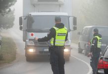 Iš degalinės teritorijos nugvelbta sunkvežimio priekaba