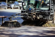 Atšiaurios žiemos pėdsakai – šimtai tonų smėlio miestų gatvėse: prasidėjo didysis pavasarinis valymas