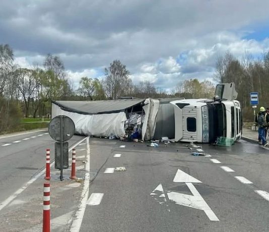 Dėmesio: dėl eismo įvykio uždarytas kelias
