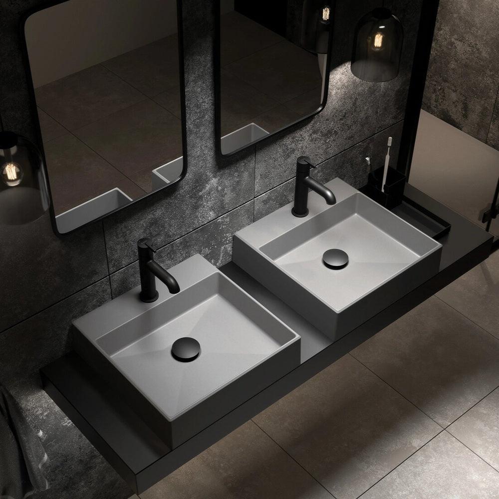 Juodi vonios maisytuvai ant praustuvo elegantiskas ir simetriskas sprendimas moderniam vonios kambariui