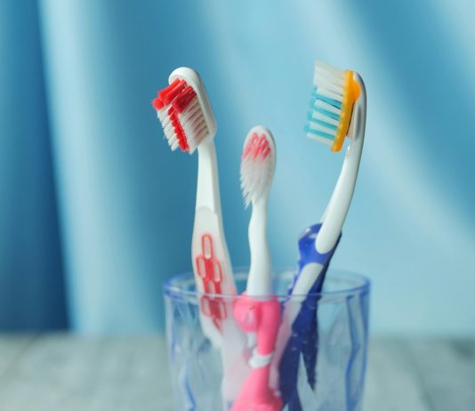 Ne tik dantų šepetėlis: dažniausios klaidos plastiko konteineriuose