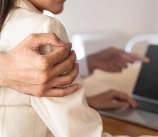Seksualinį priekabiavimą darbe patiria kas penkta lietuvė