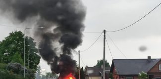 Užsiliepsnojus automobiliui nukentėjo moteris