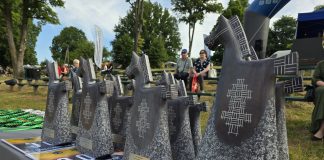 KUR PLAKA TRADICIJŲ ŠIRDIS: BIRŽELIO 6-ĄJĄ NIŪRONYSE NUAIDĖS „BĖK BĖK, ŽIRGELI!“
