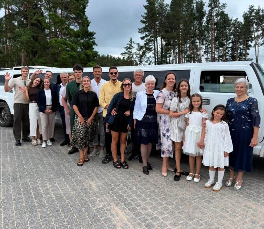 Sulaukus devyniasdešimties: kai užtenka tiek, kiek turi, ir limuzinas, pilnas meilės