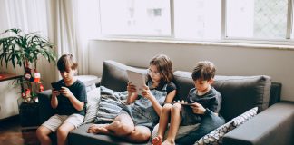 Vaikai telefonų nepaleidžia net vaikščiodami: kuo tai gresia?