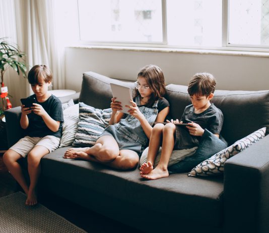 Vaikai telefonų nepaleidžia net vaikščiodami: kuo tai gresia?
